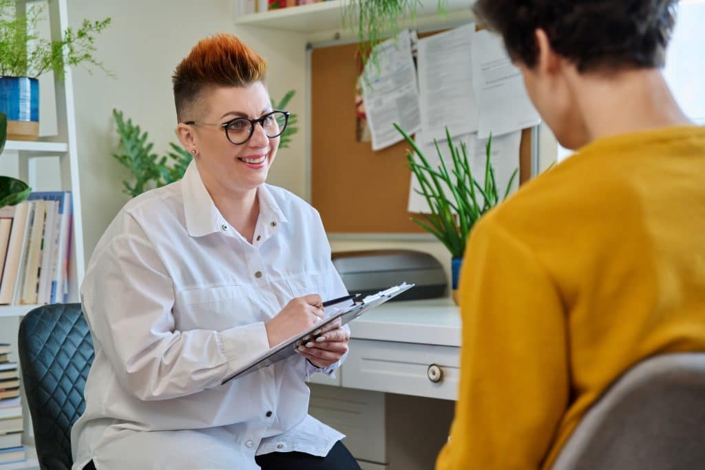 Inzage in de vergoeding van verslavingszorg in Zuid-Afrika tijdens een adviesgesprek met een professionele begeleider.